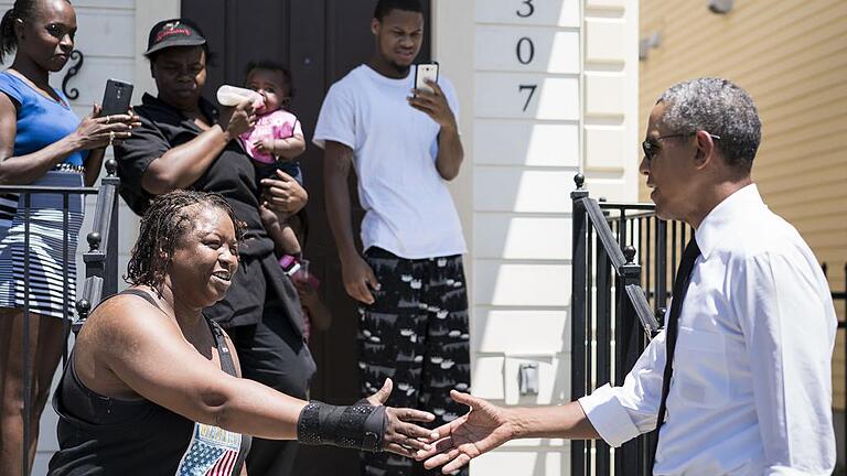 573407045       -  Handschlag mit dem Präsidenten: Barack Obama spricht zehn Jahre nach der Katastrophe mit Bewohnern von New Orleans.