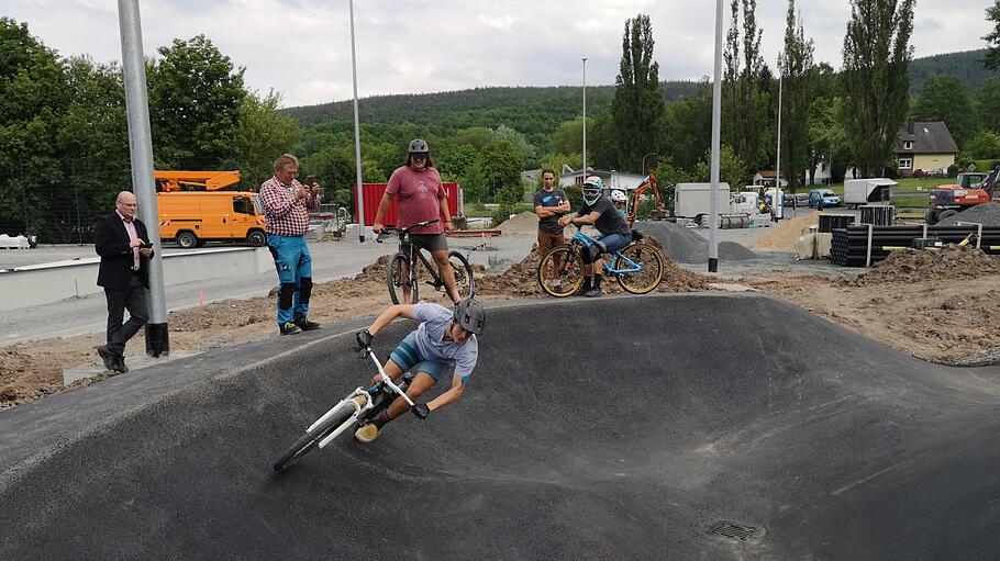 Die ersten Probefahrten im Pumptrack auf der neuen Rollsportanlage der Stadt Bischofsheim wurden bereits absolviert. Foto: Marion Eckert       -  Die ersten Probefahrten im Pumptrack auf der neuen Rollsportanlage der Stadt Bischofsheim wurden bereits absolviert. Foto: Marion Eckert