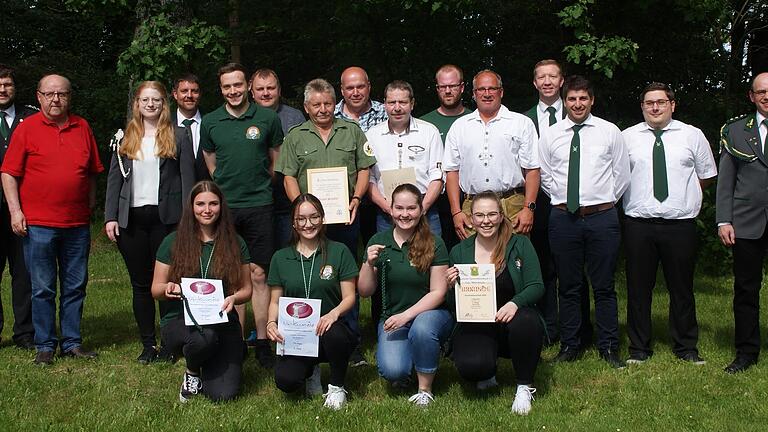 Das Foto zeigt (hinten von links): Andreas Kleineberg, Michael Schäfer Stefan Albert, Thomas Schwab geehrt für 40 Jahre , Christoph Pfenning, Sebastian Nitschky, (vorne von links): Günter Fertig geehrt für 50 Jahre, Melanie Pfenning, Markus Gerberich, Dieter Schäfer, Peter Gerberich geehrt für 40 Jahre, Ralf Albert geehrt für 40 Jahre, Steffen Schäfer, Sebastian Sauer, Christian Rücker sowie (vorne kniend von links): Cornelia Albert, Tina Gerberich, Maire Gerberich, Antonia Rücker.