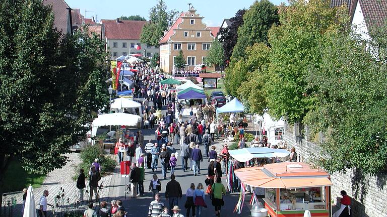 Beim Marktfest in Gaukönigshofen wird die Dorfstraße zur Flaniermeile.