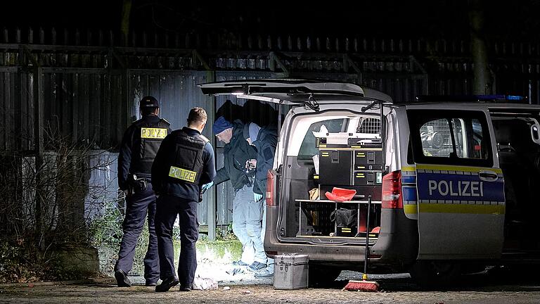 Detonation an Zaun von Polizeigebäude in Berlin - Die Polizei ermittelt. Detonation an Zaun von Polizeigebäude in Berlin - Die Polizei ermittelt.