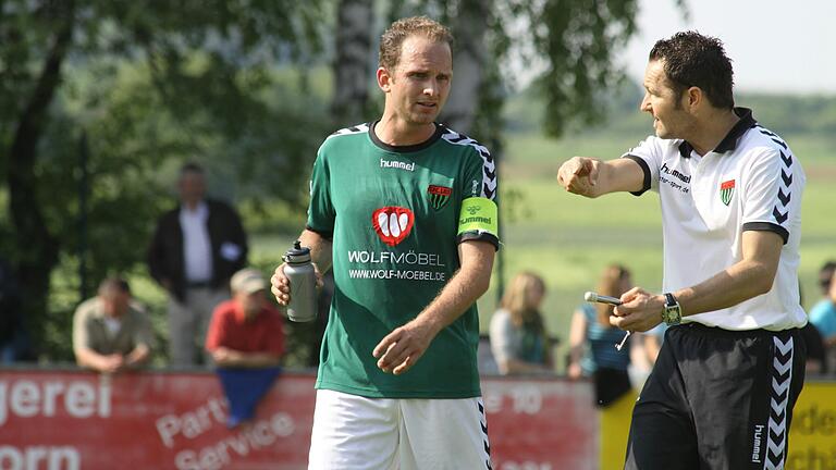  Auch Benjamin Demel (links) führte die Schnüdel als Kapitän aufs Spielfeld. Rechts: Steffen Rögele Auch Benjamin Demel (links) führte die Schnüdel als Kapitän aufs Spielfeld. Rechts: Steffen Rögele