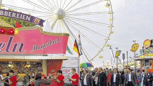 Gut gelaunt: Unter musikalischer Begleitung durch das Ensemble &bdquo;Tauber-Brass&ldquo; zogen die Ehrengäste von der Agima zum Festbieranstich in die Tauber-Franken-Halle.