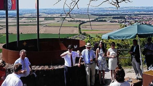 Vom terroir f über Iphofen können Besucher fast einen 180 Grad-Blick ins Maintal genießen. Das taten auch die fränkische Weinkönigin Christina Schneider und die anderen Ehrengäste als eine Stele als Andenken für die Auszeichnung „Schönste Weinsicht“ Frankens enthüllt wurde. Vom terroir f über Iphofen können Besucher fast einen 180 Grad-Blick ins Maintal genießen. Das taten auch die fränkische Weinkönigin Christina Schneider und die anderen Ehrengäste als eine Stele als Andenken für die Auszeichnung „Schönste Weinsicht“ Frankens enthüllt wurde.