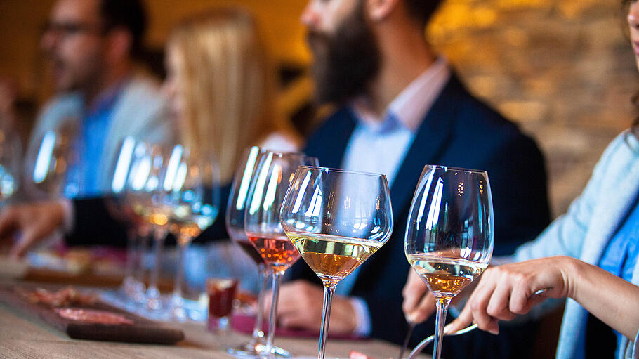 JGA bei der Weinprobe       -  Die passende Aktivität für einen Junggesellenabschied: Ein lustiger und geselliger Abend ist bei einer Weinprobe garantiert.