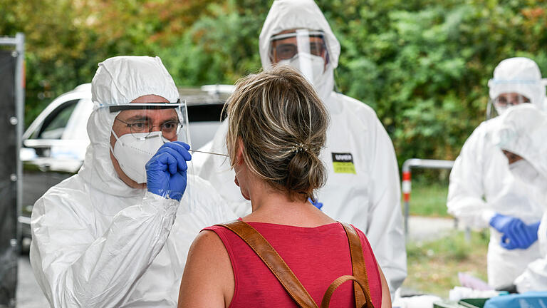 Zahlreiche Menschen haben sich bereits im Corona-Testzentrum von Stadt und Landkreis Würzburg an der Talavera testen lassen. Im Gesundheitsamt müssen all diese Daten erfasst und bearbeitet werden. Zahlreiche Menschen haben sich bereits im Corona-Testzentrum von Stadt und Landkreis Würzburg an der Talavera testen lassen. Im Gesundheitsamt müssen all diese Daten erfasst und bearbeitet werden.