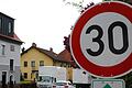 Nur unter bestimmten Bedingungen dürfen Kommunen den Fahrzeugverkehr auf 30 km/h drosseln. So will es (noch) die Straßenverkehrsordnung.