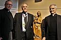 Mit Marienstatue verabschiedeten Leitender Militärdekan Artur Wagner (links) und Militärpfarrer Dr. Andreas Rudiger den Pfarrhelfer Elmar Fries nach 28 Jahren Tätigkeit für die Katholische Militärseelsorge Veitshöchheim in den Ruhestand.