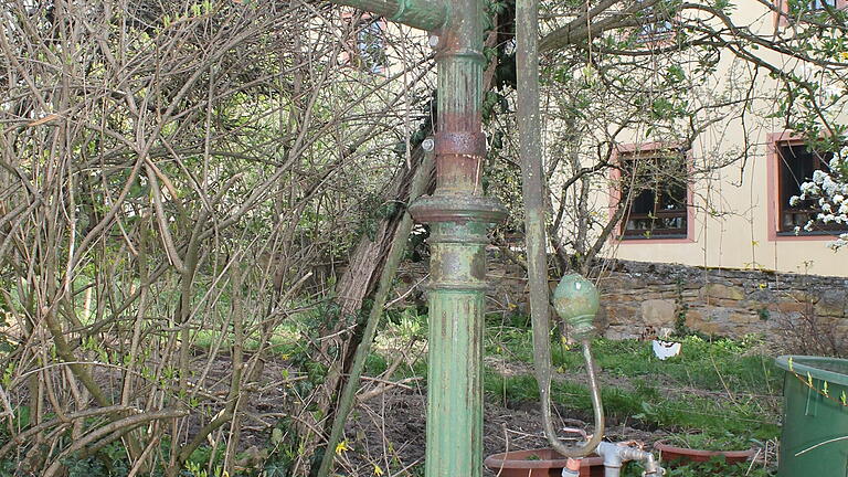 Nördlich des Hauses befindet sich noch der alte Brunnen des Anwesens Brünnau Nummer 8. Nördlich des Hauses befindet sich noch der alte Brunnen des Anwesens Brünnau Nummer 8.