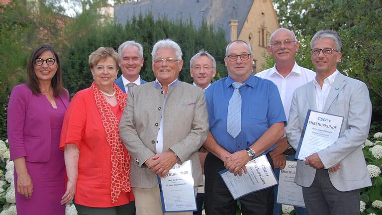 Kreisvorsitzende Barbara Becker (von links), Kreisgeschäftsführerin Gerlinde Martin und Ortsverbands-Vorsitzender Bent Hanel ehrten die treuen Mitglieder Gerd Fuchs, Rudolf Hein, Elmar Saueracker, Christian Lackner und Jürgen Firnbach. Kreisvorsitzende Barbara Becker (von links), Kreisgeschäftsführerin Gerlinde Martin und Ortsverbands-Vorsitzender Bent Hanel ehrten die treuen Mitglieder Gerd Fuchs, Rudolf Hein, Elmar Saueracker, Christian Lackner und Jürgen Firnbach.