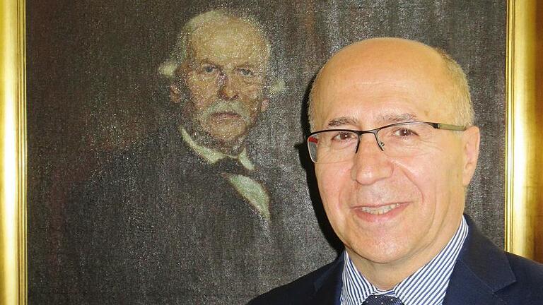 Professor Süleyman Ergün, der heute das Anatomische Institut leitet, ist stolz auf seinen berühmten Vorgänger Koelliker (hinten in einem Bild). Professor Süleyman Ergün, der heute das Anatomische Institut leitet, ist stolz auf seinen berühmten Vorgänger Koelliker (hinten in einem Bild).