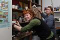 Die Helferinnen beim Sortieren der Waren im Umsonstladen &bdquo;Luftschloss&ldquo;. Foto: Patty Varasano
