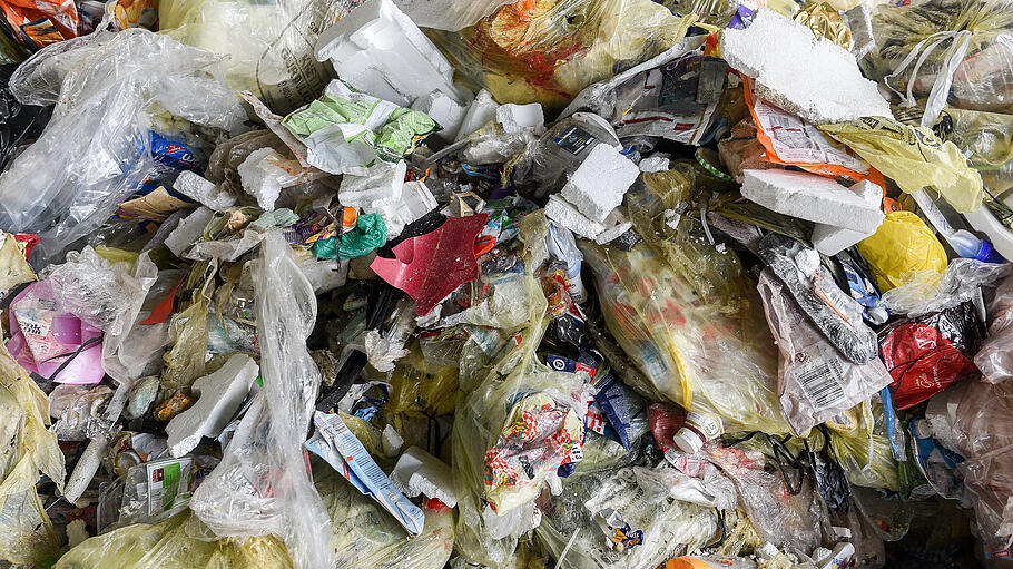 Chipsverpackungen, Styropor und Zahnpastatuben: der Blick ins Innere der Gelben Säcke. Chipsverpackungen, Styropor und Zahnpastatuben: der Blick ins Innere der Gelben Säcke.