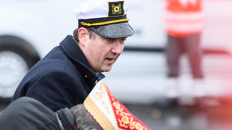Frostig war der Auftritt beim Heidingsfelder Faschingszug für Würzburgs Oberbürgermeister Christian Schuchardt in diesem Jahr aus mehreren Gründen: Er kam trotz der schwelenden Whatsapp-Affäre, aber deswegen auch in privatem Kostüm statt als Gildenrat. Frostig war der Auftritt beim Heidingsfelder Faschingszug für Würzburgs Oberbürgermeister Christian Schuchardt in diesem Jahr aus mehreren Gründen: Er kam trotz der schwelenden Whatsapp-Affäre, aber deswegen auch in privatem Kostüm statt als Gildenrat.