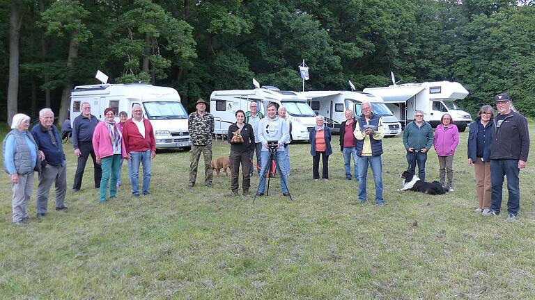 Gerhard Schmidt (mit Drohne), Vorsitzender des Campingclubs Schweinfurt und Umgebung, und seine Campingfreunde waren beeindruckt und voll des Lobes für den Einsatz von Claudia Fella (mit Rehkitzmaskottchen), die bei den zeitaufwändigen Rettungsaktionen für Rehkitze unter anderem von ihrem Sohn Yannik (am Tablet) und Jäger Heinz Henning (mit Hut) tatkräftig unterstützt wird.