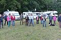 Gerhard Schmidt (mit Drohne), Vorsitzender des Campingclubs Schweinfurt und Umgebung, und seine Campingfreunde waren beeindruckt und voll des Lobes für den Einsatz von Claudia Fella (mit Rehkitzmaskottchen), die bei den zeitaufwändigen Rettungsaktionen für Rehkitze unter anderem von ihrem Sohn Yannik (am Tablet) und Jäger Heinz Henning (mit Hut) tatkräftig unterstützt wird.