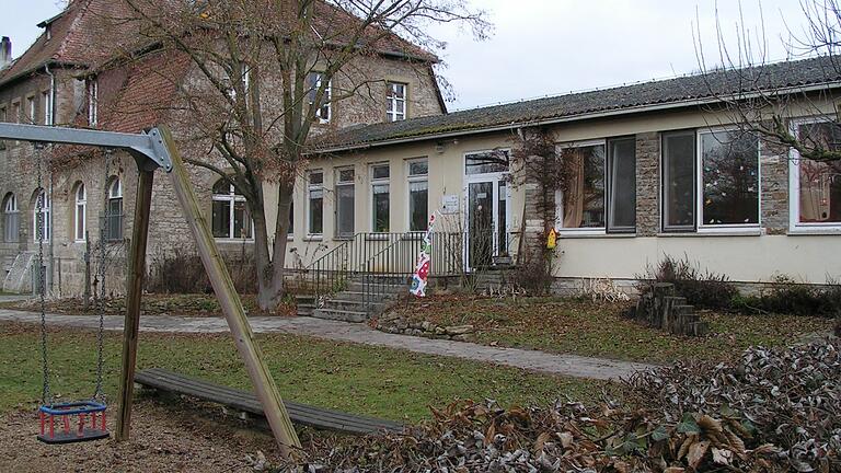 Geänderte Pläne für die Sanierung und den Umbau des Kindergartens hat der Gemeinderat Frickenhausen gebilligt. Der flache Anbau (rechts) wird durch einen zweistöckigen ersetzt, der Altbau (links) saniert und innen an die Erfordernisse für die künftige Krippengruppe angepasst. Geänderte Pläne für die Sanierung und den Umbau des Kindergartens hat der Gemeinderat Frickenhausen gebilligt. Der flache Anbau (rechts) wird durch einen zweistöckigen ersetzt, der Altbau (links) saniert und innen an die Erfordernisse für die künftige Krippengruppe angepasst. 
