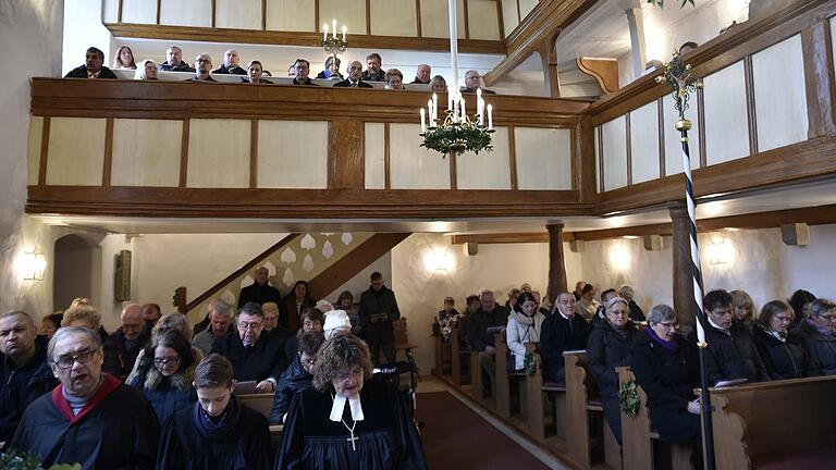 Das freundliche, helle Gotteshaus war bis auf den letzten Platz besetzt