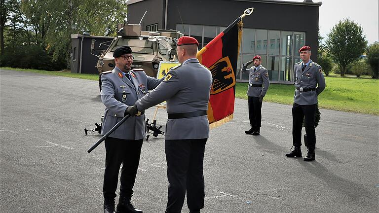 Symbolisch übergibt Brigadegeneral André Abed, Kommandeur der Divisionstruppen der 10. Panzerdivision die Truppenfahne des Fernmeldebataillon 10 an den neuen Kommandeur Oberstleutnant Ole Napiwotzki. Symbolisch übergibt Brigadegeneral André Abed, Kommandeur der Divisionstruppen der 10. Panzerdivision die Truppenfahne des Fernmeldebataillon 10 an den neuen Kommandeur Oberstleutnant Ole Napiwotzki.