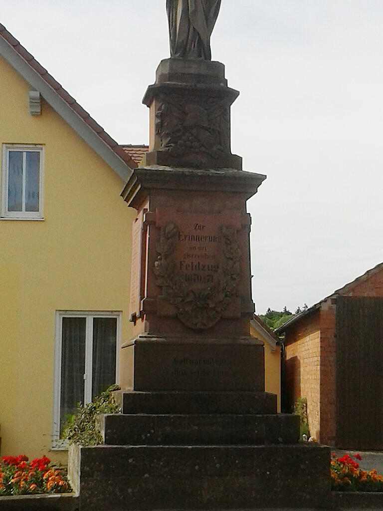 "Gott war mit uns – Ihm sei die Ehr" steht in Brendlorenzen auf dem Kriegerdenkmal zum "glorreichen Feldzug 1870/71" "Gott war mit uns – Ihm sei die Ehr" steht in Brendlorenzen auf dem Kriegerdenkmal zum "glorreichen Feldzug 1870/71"
