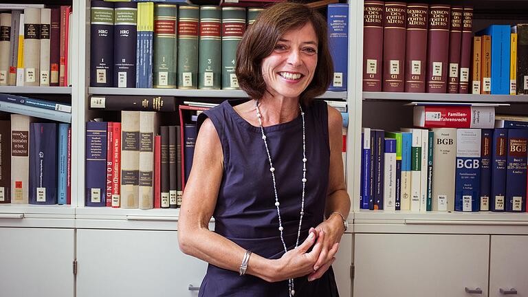 Kirchenrechts-Professorin Anja Amend-Traut ist die Vorsitzende der Unabhängigen Kommission zur Aufarbeitung von sexuellem Missbrauch im Bistum Würzburg. Kirchenrechts-Professorin Anja Amend-Traut ist die Vorsitzende der Unabhängigen Kommission zur Aufarbeitung von sexuellem Missbrauch im Bistum Würzburg.