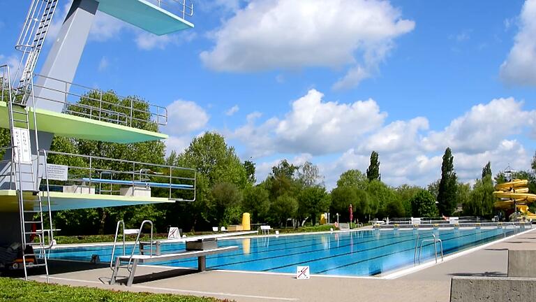 Freibad auf der Mondseeinsel in Kitzingen