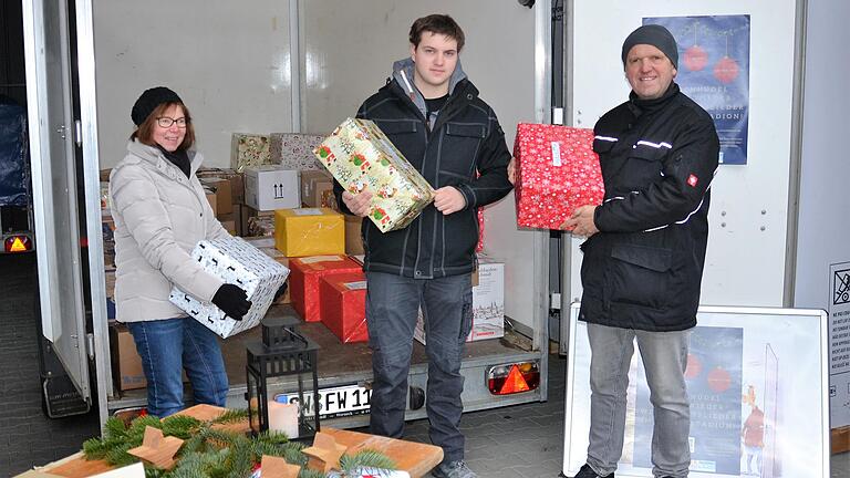 Helfende Hände verluden in Werneck in der Halle der Firma NE-Solartechnik die Weihnachtpakete in den Anhänger der freiwilligen Feuerwehr Werneck.