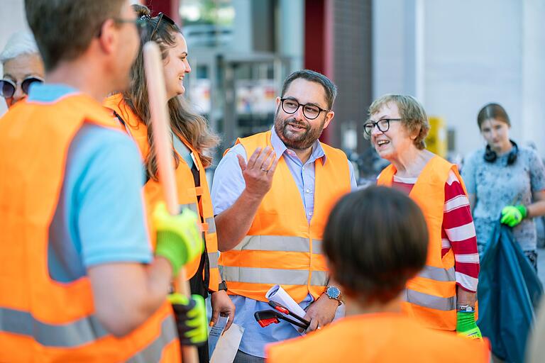 Abfallberater Markus Stockmann und Anja Schmidbauer von der Diakonie Schweinfurt beteiligten sich ebenfalls an der Müllsammelaktion. Abfallberater Markus Stockmann und Anja Schmidbauer von der Diakonie Schweinfurt beteiligten sich ebenfalls an der Müllsammelaktion.