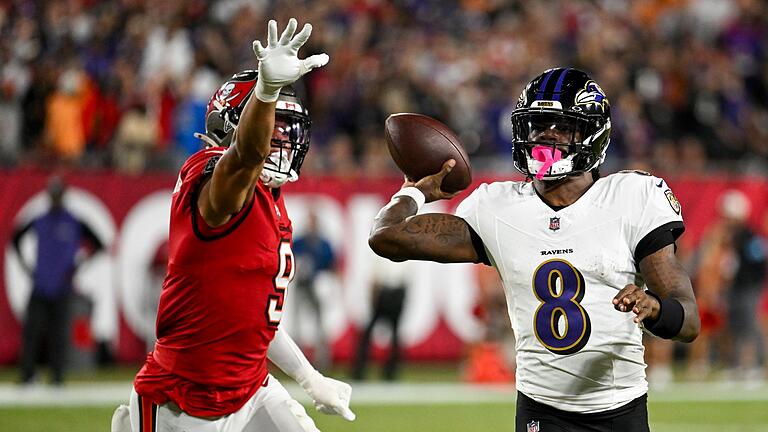 Tampa Bay Buccaneers - Baltimore Ravens - Fünf Touchdowns für Lamar Jackson (rechts) ebneten den Ravens den Weg zum Sieg. Tampa Bay Buccaneers - Baltimore Ravens - Fünf Touchdowns für Lamar Jackson (rechts) ebneten den Ravens den Weg zum Sieg.