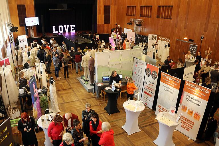 Über 20 Aussteller boten bei der Main-Post Hochzeitsmesse das komplette Spektrum an Dienstleistungen für eine 'Traumhochzeit' an. Über 20 Aussteller boten bei der Main-Post Hochzeitsmesse das komplette Spektrum an Dienstleistungen für eine 'Traumhochzeit' an.