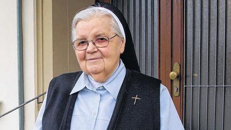 Der Abschied vom Kloster hat begonnen: Schwester Gundegard Deinzer kommt es als letzter Leiterin in der über 125-jährigen Geschichte des Klosters in Lülsfeld zu, im Februar 2015 endgültig die Tür abzuschließen. Der Abschied vom Kloster hat begonnen: Schwester Gundegard Deinzer kommt es als letzter Leiterin in der über 125-jährigen Geschichte des Klosters in Lülsfeld zu, im Februar 2015 endgültig die Tür abzuschließen.