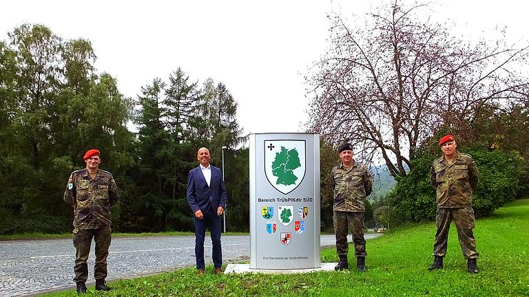Oberstleutnant Ralf Stachowiak, Bürgermeister Kleinhenz, Brigadegeneral Andreas Henne und Oberstleutnant Rainer Hoch. Foto: Bundeswehr Wildflecken - Oberstleutnant Ralf Stachowiak, Bürgermeister Kleinhenz, Brigadegeneral Andreas Henne und Oberstleutnant Rainer Hoch. Foto: Bundeswehr Wildflecken Oberstleutnant Ralf Stachowiak, Bürgermeister Kleinhenz, Brigadegeneral Andreas Henne und Oberstleutnant Rainer Hoch. Foto: Bundeswehr Wildflecken - Oberstleutnant Ralf Stachowiak, Bürgermeister Kleinhenz, Brigadegeneral Andreas Henne und Oberstleutnant Rainer Hoch. Foto: Bundeswehr Wildflecken