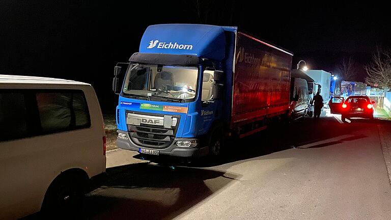 Die Firmen Stappenbacher und Eichhorn stellten die meisten Fahrzeuge für den Hilfstransport in die Ukraine. 24 Fahrer wechselten sich auf zwölf Fahrzeugen ab, Freitagmorgen um 3 Uhr ging es los. Die Firmen Stappenbacher und Eichhorn stellten die meisten Fahrzeuge für den Hilfstransport in die Ukraine. 24 Fahrer wechselten sich auf zwölf Fahrzeugen ab, Freitagmorgen um 3 Uhr ging es los.