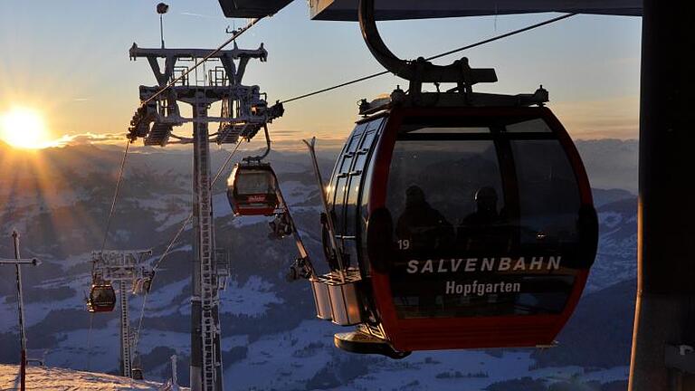 90 Lifte und Seilbahnen bringen die Wintersportler in der SkiWelt Wilder Kaiser - Brixental die Berge hinauf. Insgesamt hat das Gebiet 284 Pistenkilometer. Foto: Christian Kapfinger/SkiWelt Wilder Kaiser-Brixental       -  Das Skigebiet SkiWelt Wilder Kaiser - Brixental ist nur 15 Fahrminuten von der Stadt Wörgl entfernt. Wer nicht Ski fährt, kommt beim Shopping auf seine Kosten.