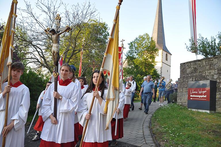 Unter Glockengeläut machten sich die Wallfahrer nach dem Gottesdienst und der Bewirtung wieder auf den Heimweg Unter Glockengeläut machten sich die Wallfahrer nach dem Gottesdienst und der Bewirtung wieder auf den Heimweg