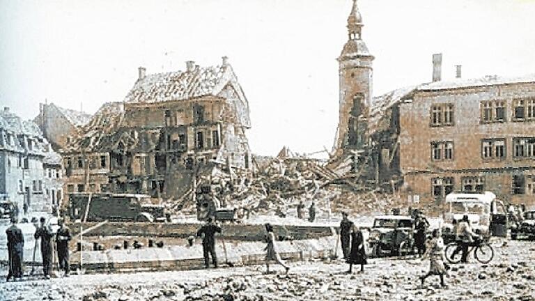 Die Zerstörung am Roßmarkt nach einer Bombardierung Schweinfurts ist deutlich zu sehen. In diesem Bereich wurde auch einer der vielen Löschweiher angelegt.