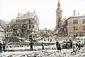 Die Zerstörung am Roßmarkt nach einer Bombardierung Schweinfurts ist deutlich zu sehen. In diesem Bereich wurde auch einer der vielen Löschweiher angelegt.