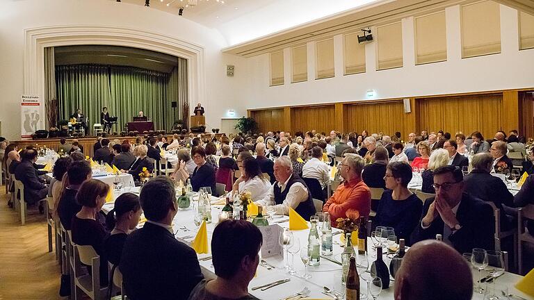 102 Betriebsjubilare der Verwaltung und ihrer Tochtergesellschaften ehrte die Stadt Schweinfurt bei einem festlichen Essen im Evangelischen Gemeindehaus.