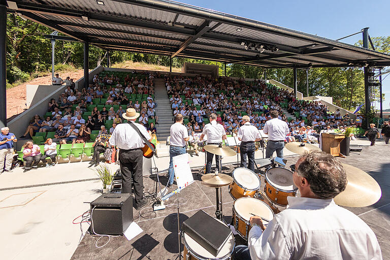 650 Menschen können auf der neuen Tribüne sitzen. Unser Bild zeigt die Eröffnungsfeier im Juli.