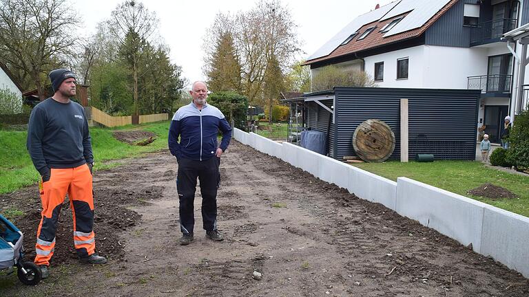 Peter und Johannes Schösser haben eine kleine Mauer als Hochwasserschutz genehmigt bekommen. Weiter hinten kann dann Hochwasser den Garten des Grundstückes überfluten. Peter und Johannes Schösser haben eine kleine Mauer als Hochwasserschutz genehmigt bekommen. Weiter hinten kann dann Hochwasser den Garten des Grundstückes überfluten.