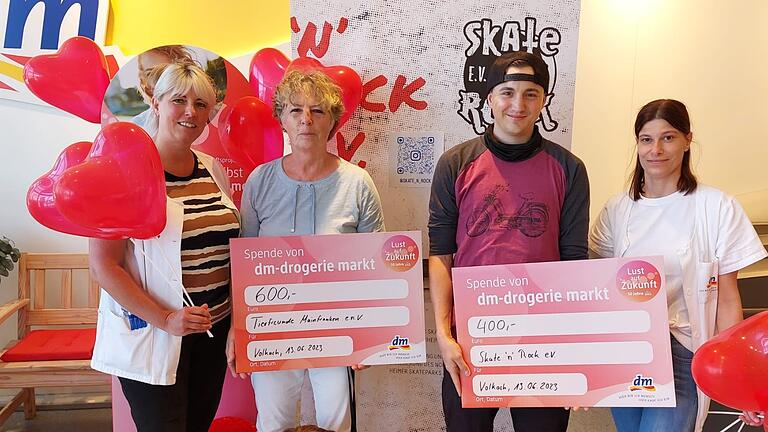 Bei der Spendenübergabe (von links): dm-Filialleiterin Pamela Ernst. Hannelore Hanauer (Tierfreunde Mainfranken), Tobias Hauk ('Skate'n'Rock') und Christina Hering (dm) .