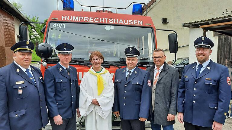 Das neue Löschfahrzeug der Freiwilligen Feuerwehr Humprechtshausen erhielt die kirchliche Segnung. Im Bild (von links): Kreisbrandinspektor Andreas Franz, 1. Kommandant Marco Erich, Johanna Dünninger, ehemalige Riedbacher Gemeindereferentin, 2. Kommandant Timo Lugert, Bürgermeister Bernd Fischer und KBM Johannes Hauck.