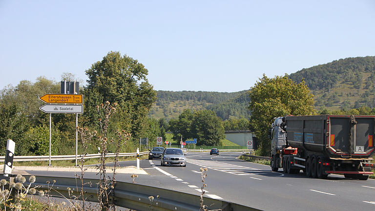 Die Abfahrten auf die K37 nach Langendorf und die A7 in Richtung Würzburg liegen nah beieinander. Häufig kommt es hier deshalb zu Verwechslungen. Ein Kreisverkehr soll Abhilfe schaffen.       -  Die Abfahrten auf die K37 nach Langendorf und die A7 in Richtung Würzburg liegen nah beieinander. Häufig kommt es hier deshalb zu Verwechslungen. Ein Kreisverkehr soll Abhilfe schaffen.