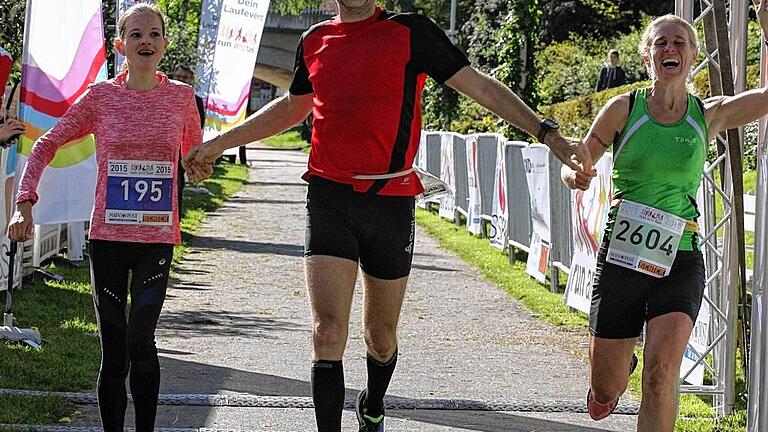 IMG_2794       -  Holger Veth (TSV Rannungen) führte als Tempomacher Teamkollegin Eva Maria Schmitt (links) und Tanja Dietrich (Hollstadt) im Halbmarathon unter 1:35 Stunden und zu Platz zwei und drei der Gesamtwertung.