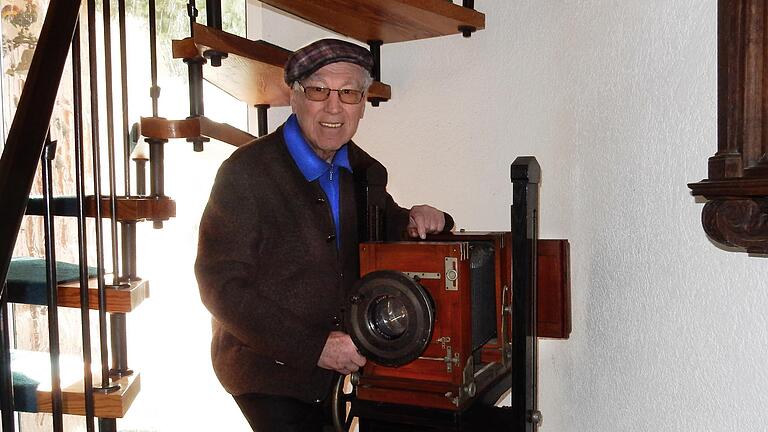 Leserfotograf Karl Schönherr, Jahrgang 1933, mit einer alten Atelierkamera, mit der er früher im elterlichen Geschäft selbst fotografiert hat.