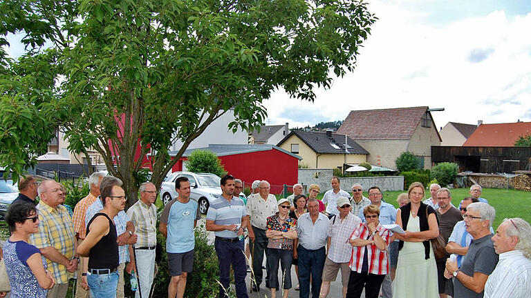 Stadtrat Günther Götz (rechts) und Leonhard Valier (Zweiter von rechts) vom Bamberger Stadtplanungsbüro Wittmann, Valier & Partner erkundeten mit Reiterswiesener Einwohnern verbesserungswürdige Punkte im Ort. Foto: Sigismund von Dobschütz       -  Stadtrat Günther Götz (rechts) und Leonhard Valier (Zweiter von rechts) vom Bamberger Stadtplanungsbüro Wittmann, Valier & Partner erkundeten mit Reiterswiesener Einwohnern verbesserungswürdige Punkte im Ort. Foto: Sigismund von Dobschütz