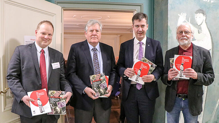 In der Reihe der Sonderveröffentlichungen des Stadtarchivs sind zwei neue Bände erschienen. Vorgestellt wurde sie (von links) von Axel Metz, Leiter des Stadtarchivs, dem Germanisten Prof. Wolfgang Riedel, OB Christian Schuchardt und dem Historiker Roland Flade.