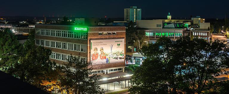 Der nächtliche Blick aus der Rathenau-Sternwarte in Richtung Schaeffler, einmal mit regulärer Beleuchtung, und einmal mit abgeschaltetem Schriftzug und Reklametafel.