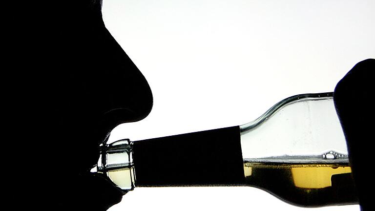 Alkoholtote       -  Die Silhouette eines Alkohol trinkenden Mannes. In Großbritannien ist die Zahl der Alkoholtoten in der Corona-Zeit drastisch gestiegen.