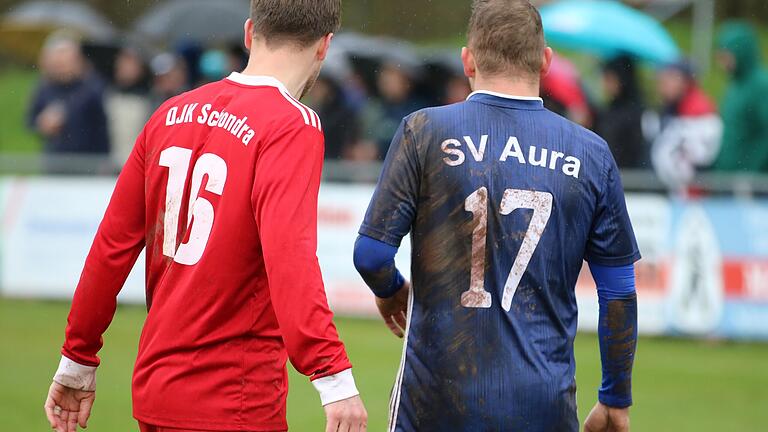 Ballgeflüster       -  David Böhm (rechts) vom SV Aura hat im Duell mit Ferdinand Leitsch von der DJK Schondra (1:1) deutlich mehr „Dreck fressen“ müssen.